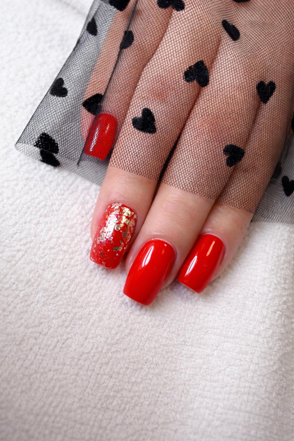 Gel-Manicure in Rot mit Glitzer-Akzent